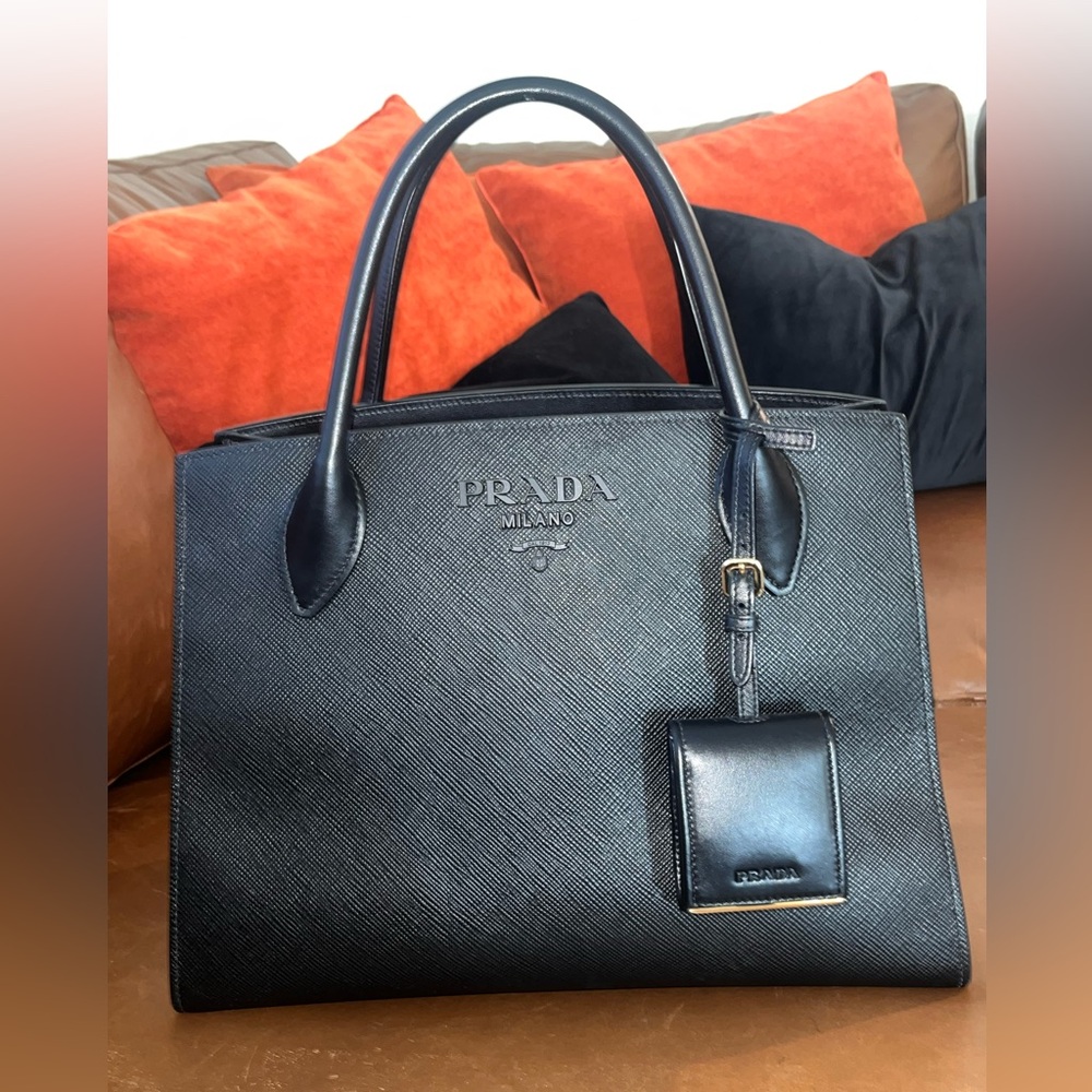 Medium Saffiano leather Prada
Monochrome bag - Picture 2 of 12